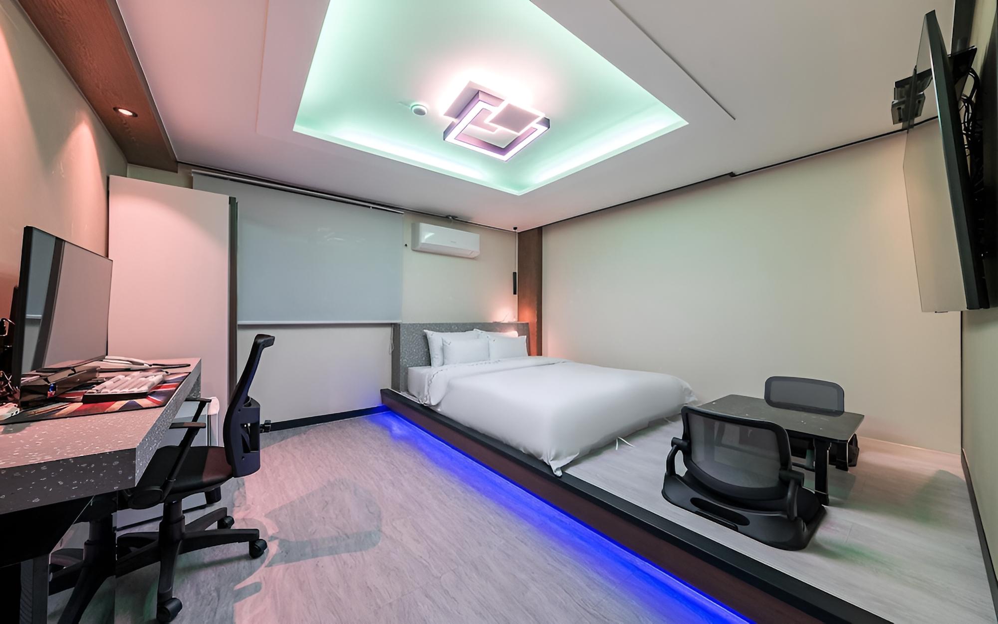 Room (VIP sitting (air purifier gaming PC s) photo 1