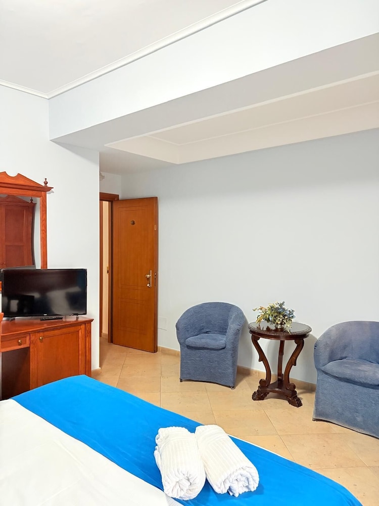 Superior Double or Twin Room - Photo 11