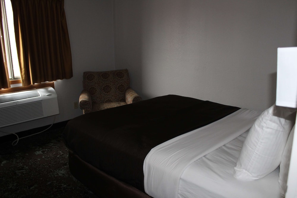 Standard Room, 1 Queen Bed, Refrigerator & Microwave