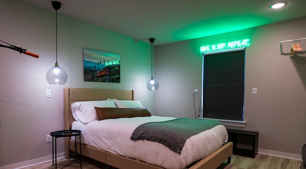 #4, Centennial Park, Single Room