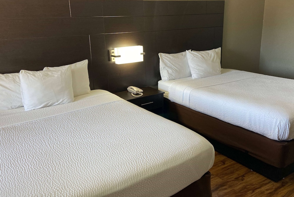 Standard Room, 2 Queen Beds, Smoking - Photo 3
