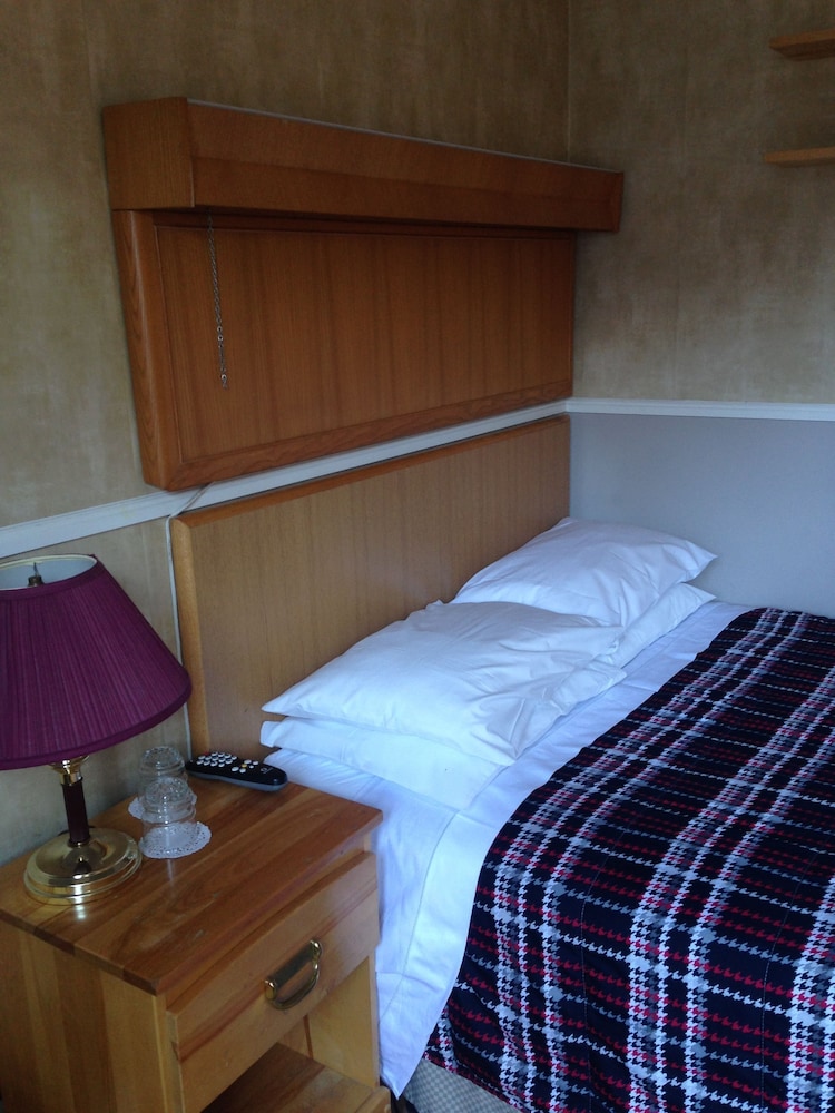 Basic Room, 1 Double Bed, Shared Bathroom - Photo 3