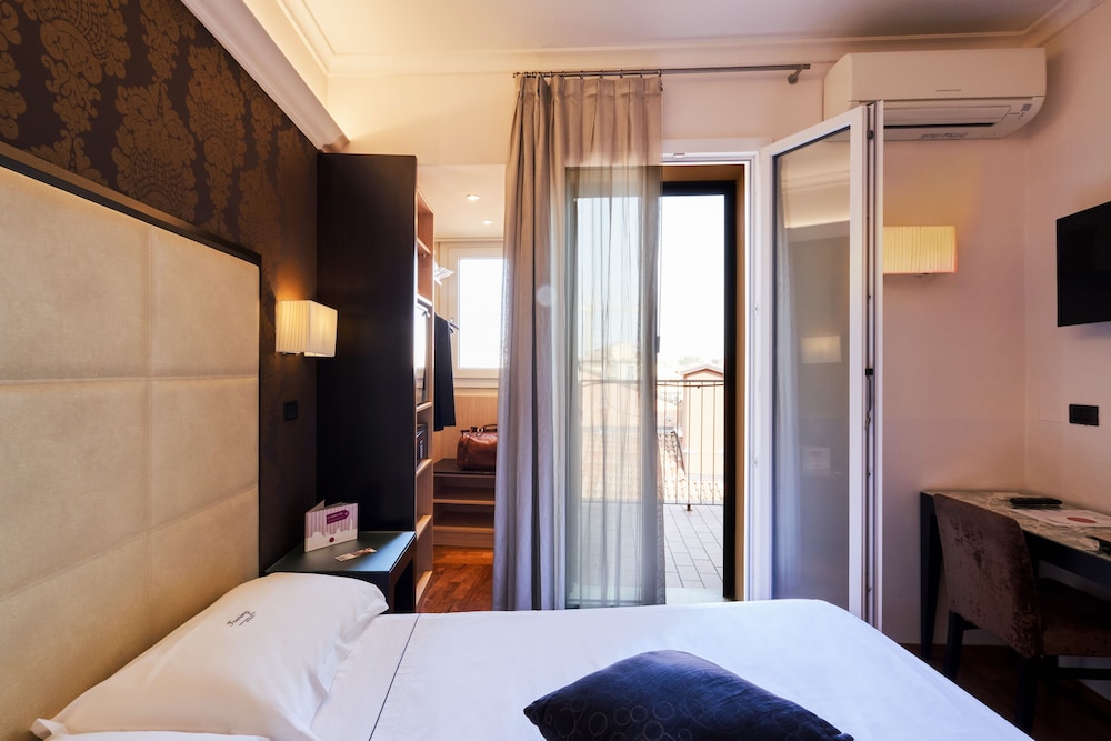 French Bed con vista thumbnail 6