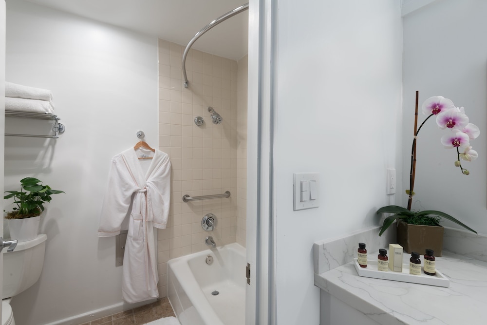 Deluxe Room, 1 King Bed, Ocean View (Beachfront View with Kitchenette) - Photo 5