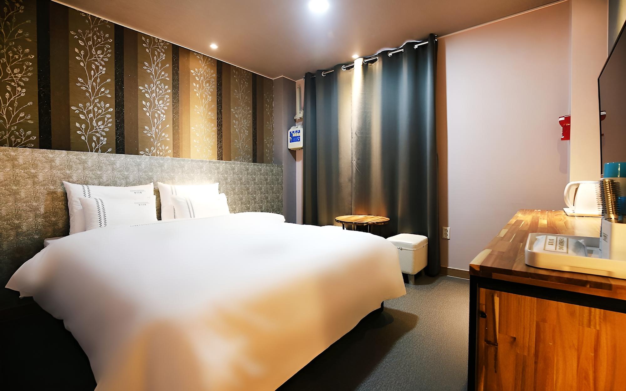 Room (Standard Room) - Photo 9