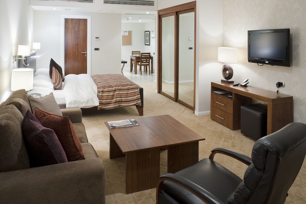 Studio Suite, 1 Queen Bed, Kitchen