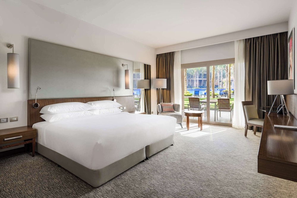 Dusit Club 1 King, Club Privileges, High Floor, Balcony, Pool/Lake view - Photo 1