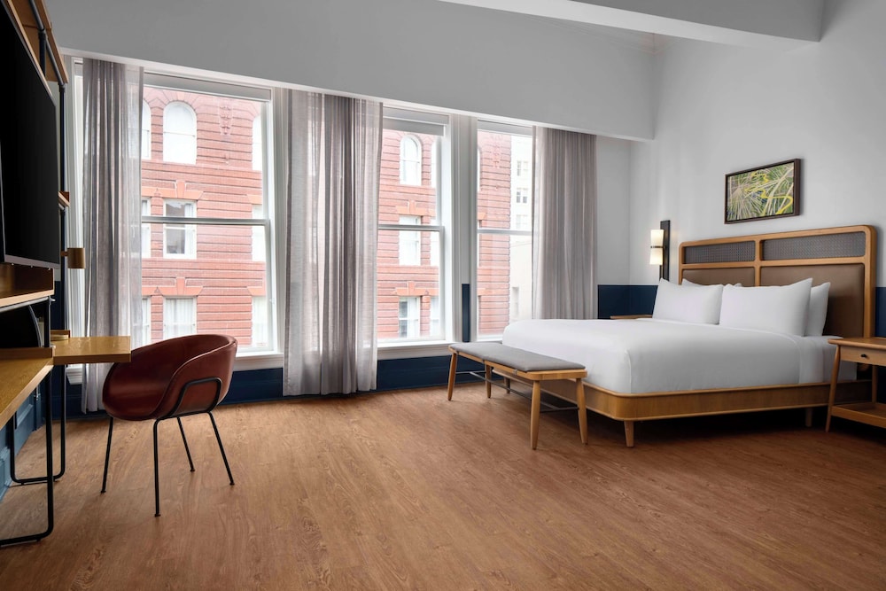 Deluxe Studio Suite, 1 King Bed, City View - Photo 3