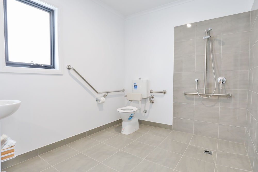 Deluxe Single Room, 1 King Bed, Roll-in Shower photo 3