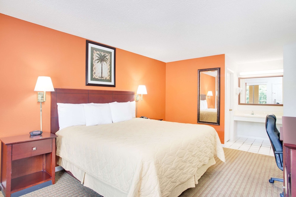 Standard Room, 1 King Bed - Photo 1