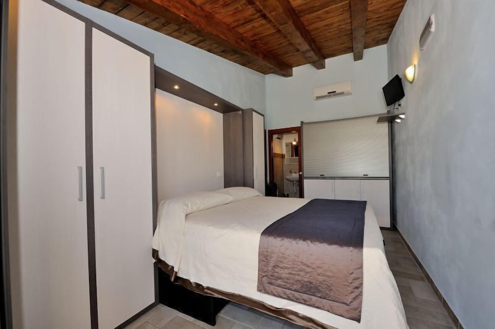 Apartment, 2 Bedrooms, Kitchenette, Garden Area photo 2