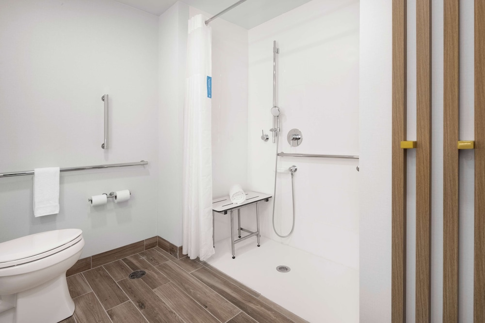 Room, 2 Queen Beds, Accessible (Roll-In Shower) photo 2