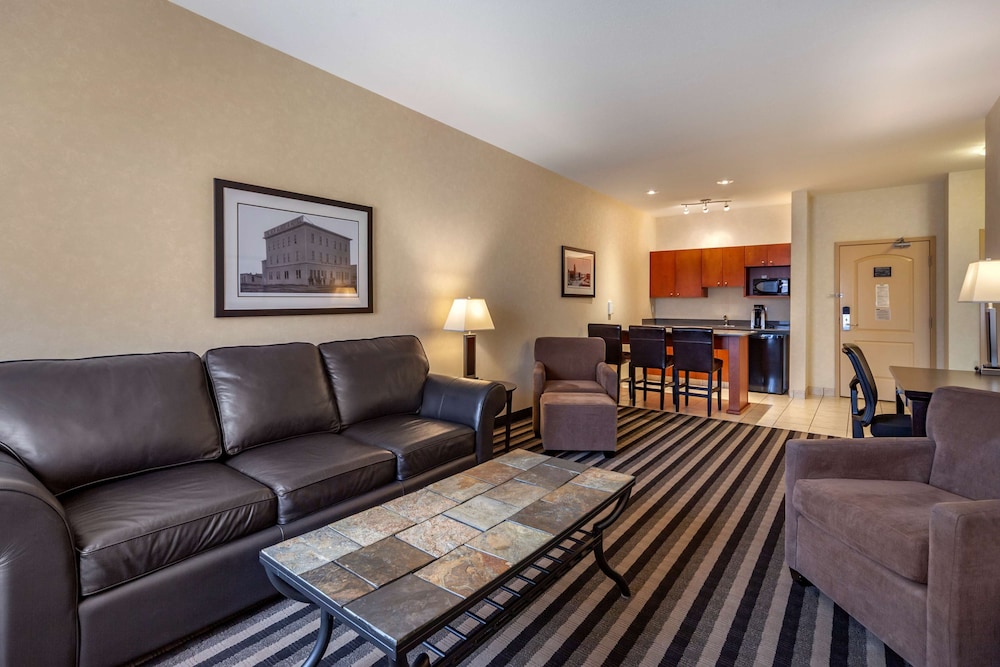 Suite, 1 King Bed, Non Smoking, Jetted Tub photo 3