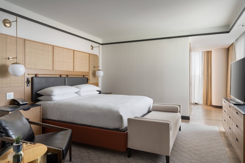 JW Marriott, Suite, 1 King, Partial Bay View, Corner Room