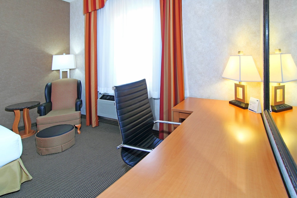 Standard Room, 2 Queen Beds - Photo 10