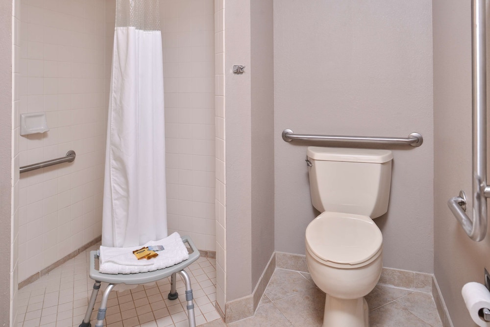 Standard Room, 2 Queen Beds, Accessible, Non Smoking - Photo 4