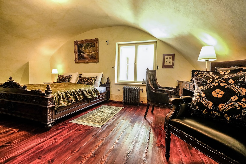 Room (Deluxe King 103)