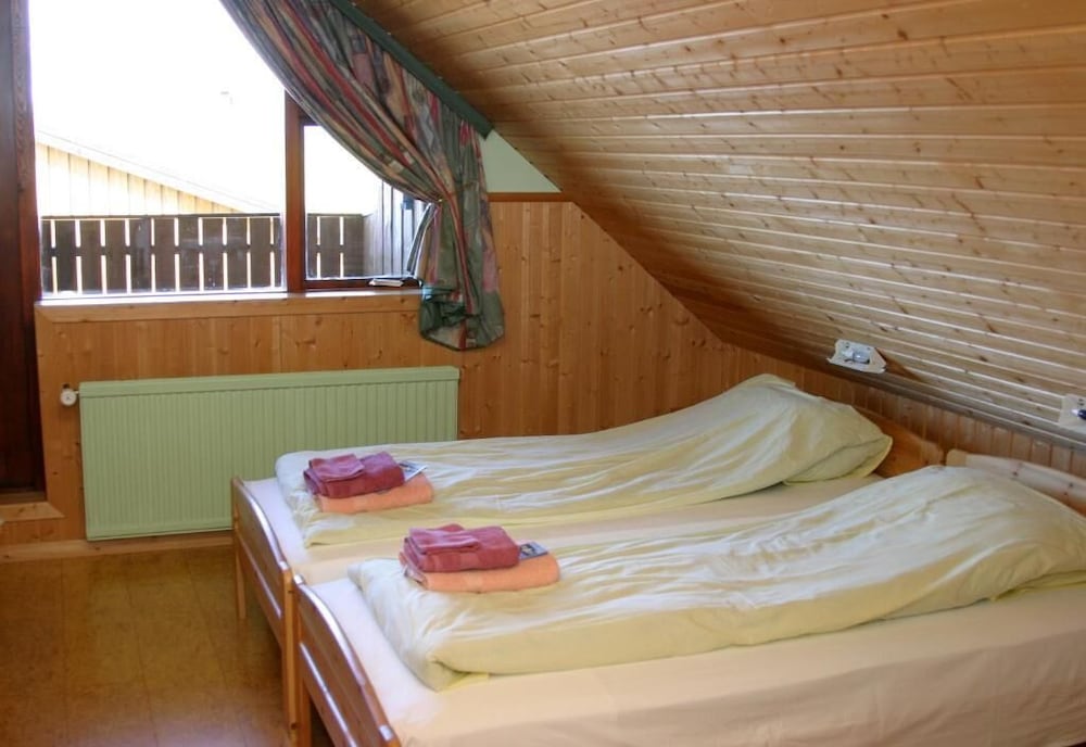 Basic Double Room, 2 Twin Beds, Shared Bathroom photo 3