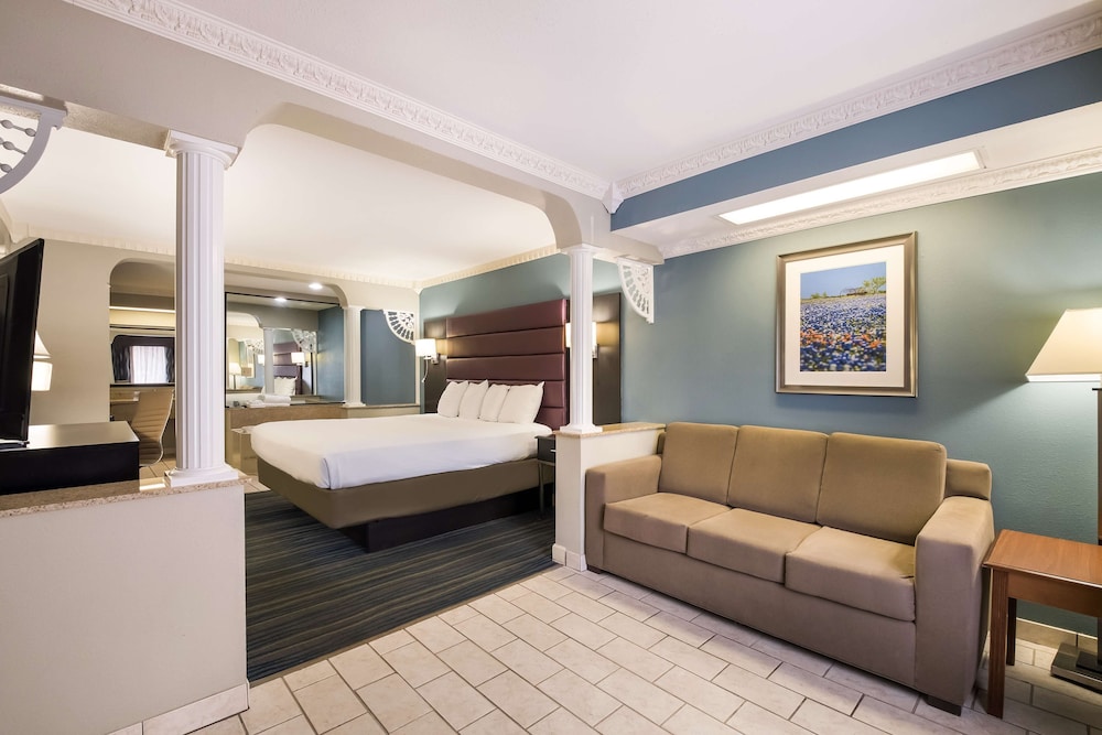 Suite, 1 King Bed, Jetted Tub (Oversized Room) photo 2