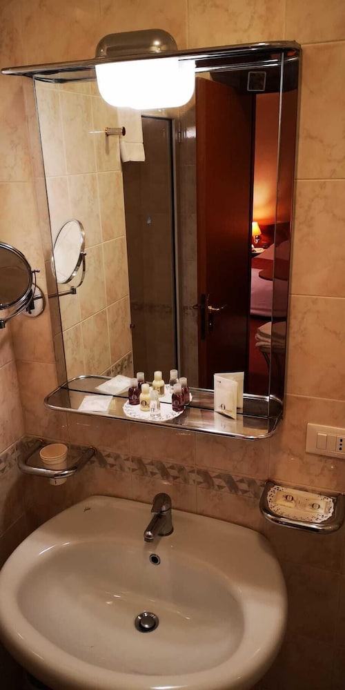 Classic Double or Twin Room - Photo 5