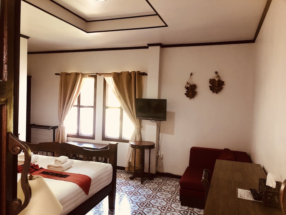 Deluxe Room - Photo 9