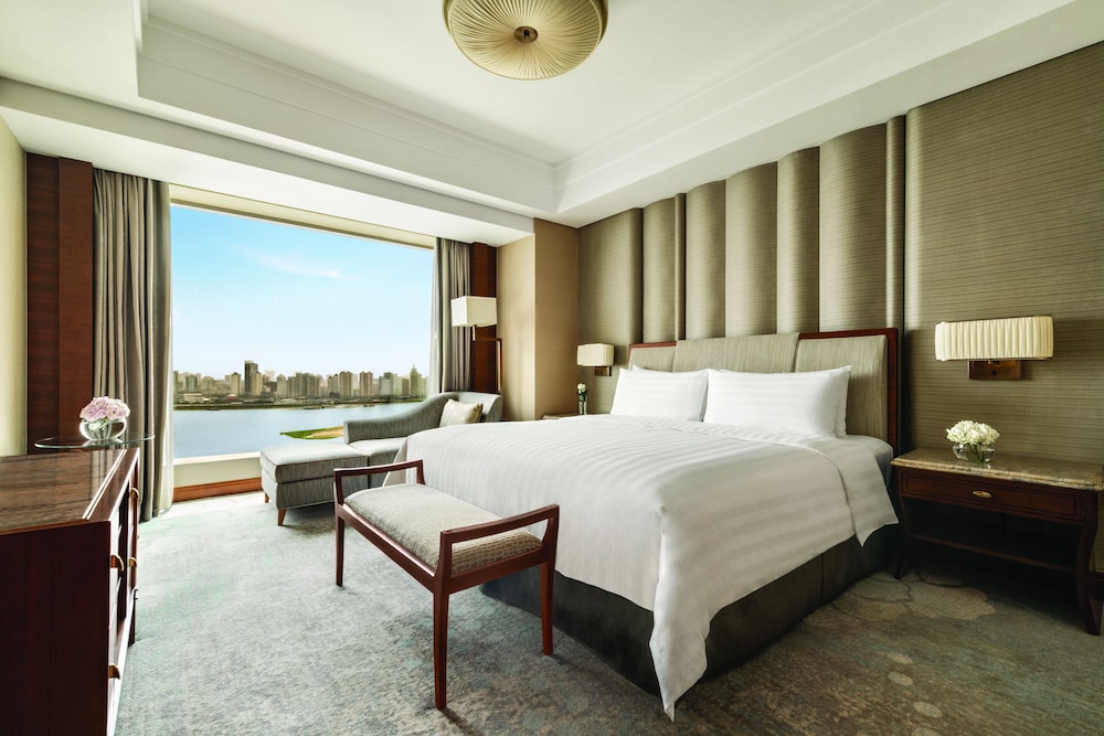 Executive Suite, 1 King Bed, River View photo 2