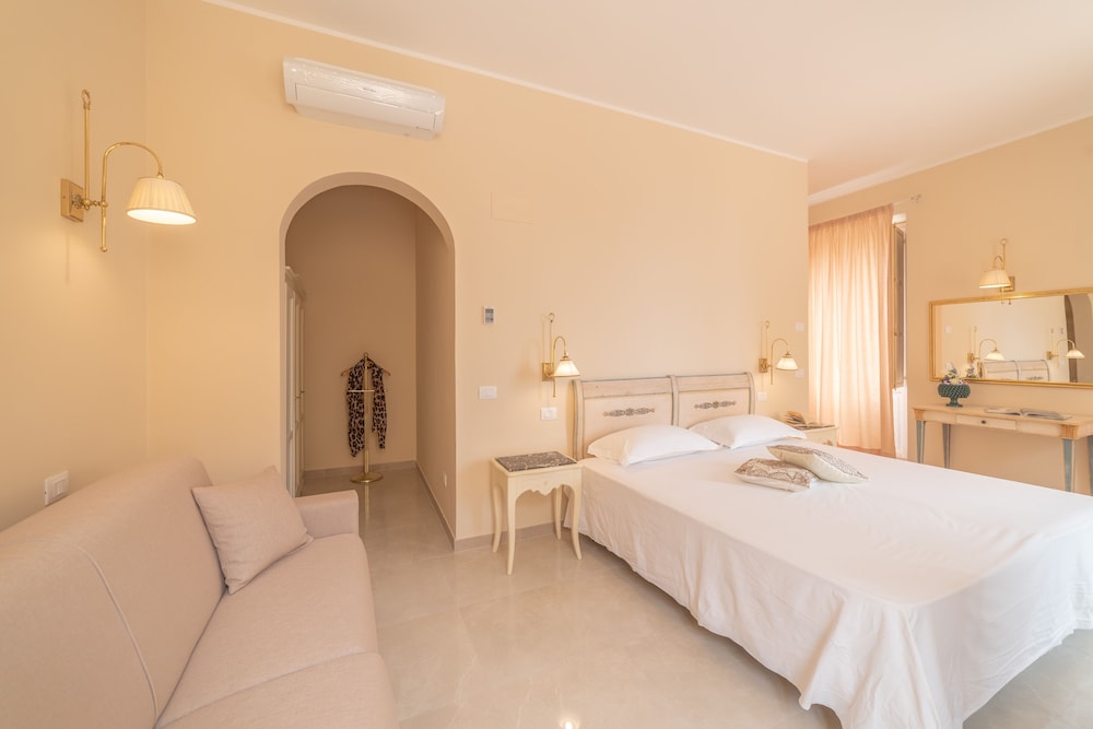 Junior Suite, 1 Queen Bed, Terrace photo 3