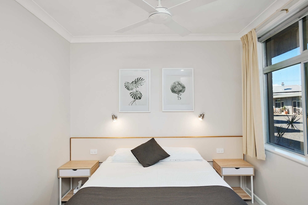 Deluxe Room, 1 Queen Bed, Non Smoking (Pet Friendly) photo 2