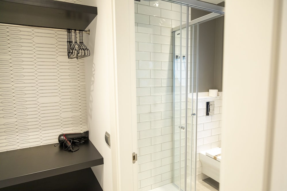 Double or Twin Room, Ensuite (3-4) photo 3