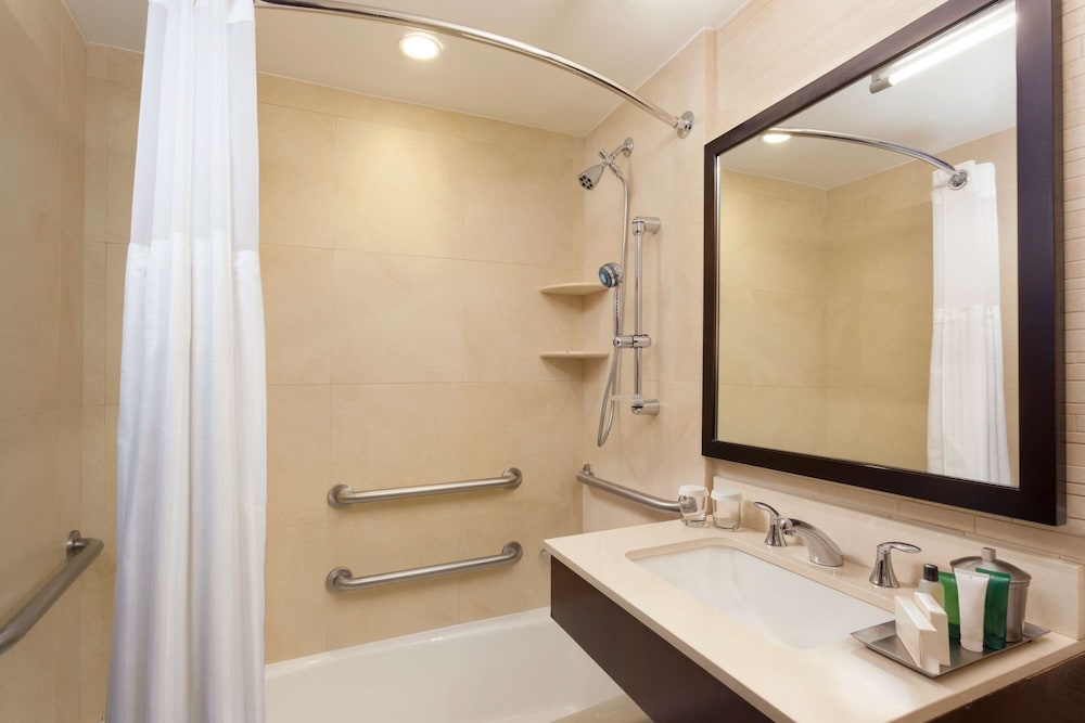 Accessible queen bed room