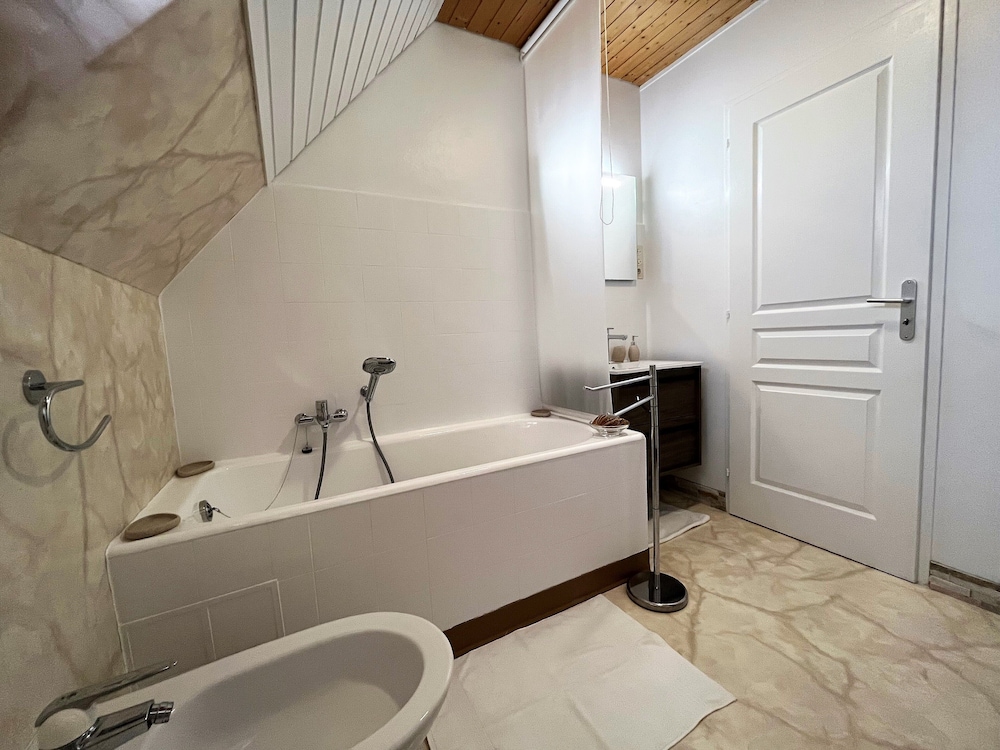 Deluxe Room, 1 Queen Bed, Non Smoking, Shared Bathroom photo 2