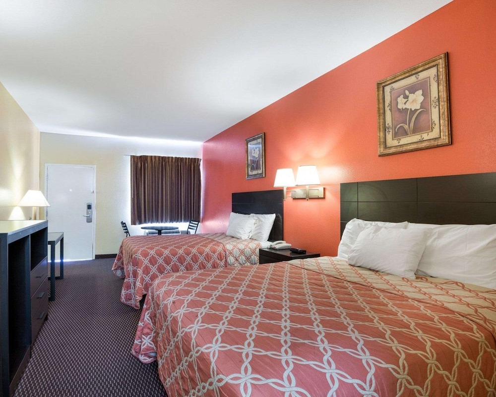 Standard Room, 2 Queen Beds, Non Smoking - Photo 4
