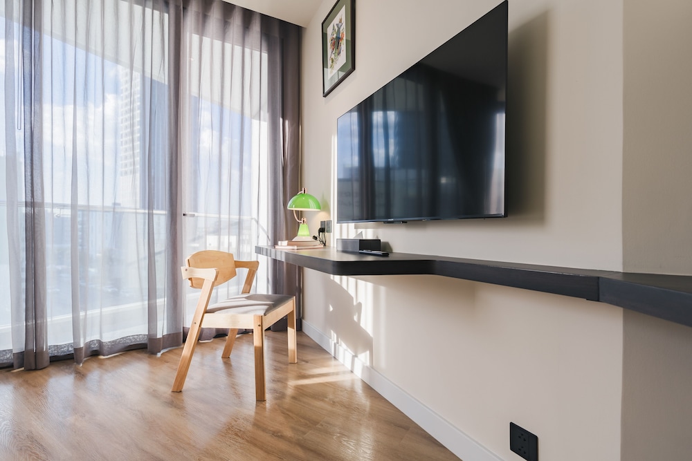 Deluxe Double Room, 1 Double Bed, Balcony, City View photo 2