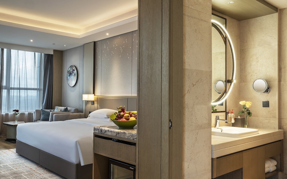 Premium Room, 1 King Bed - Photo 4