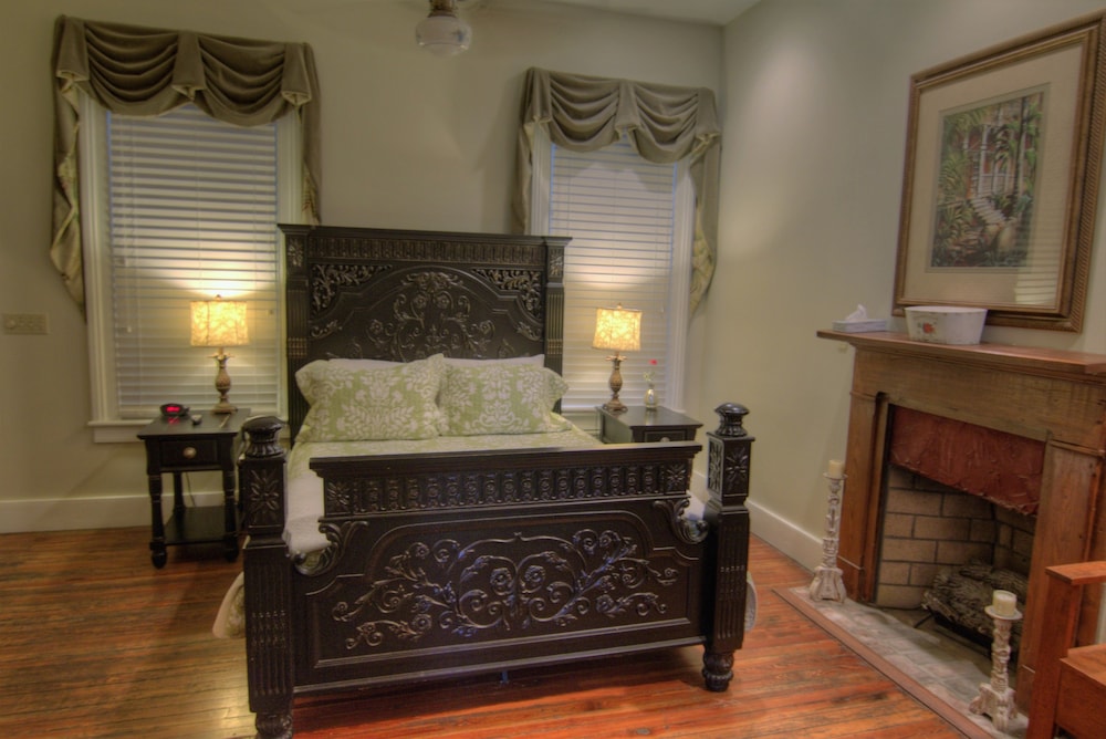 Deluxe Room, 1 Queen Bed photo 1