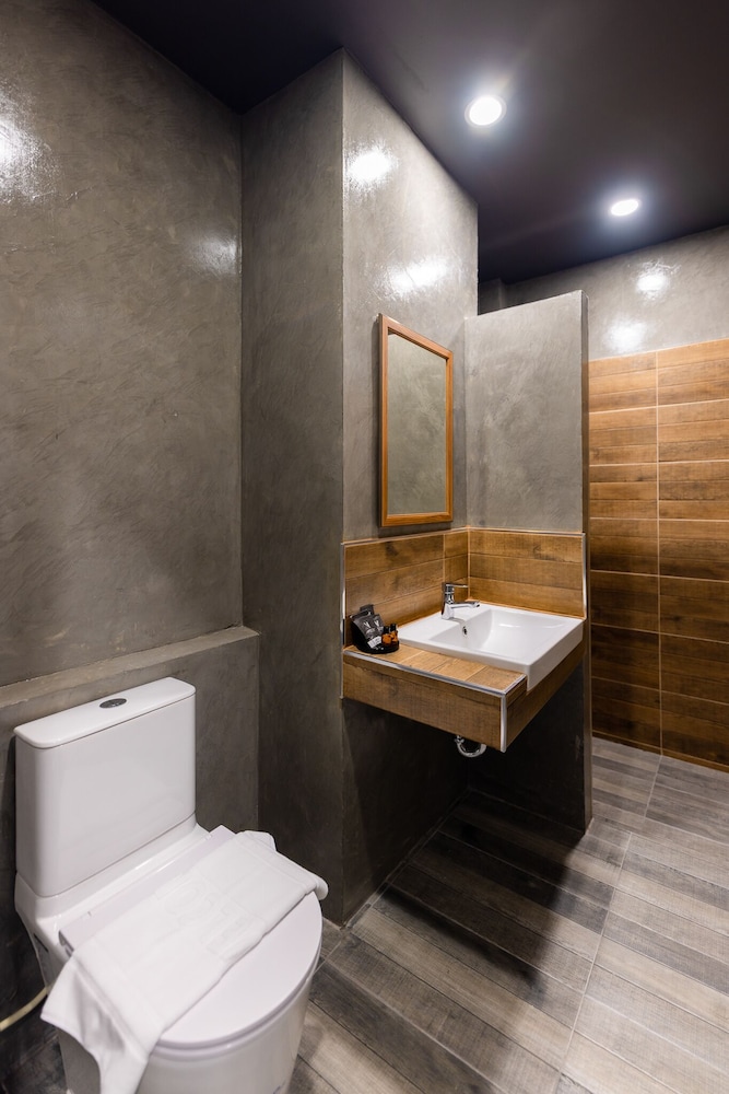 Standard King Room - Photo 14