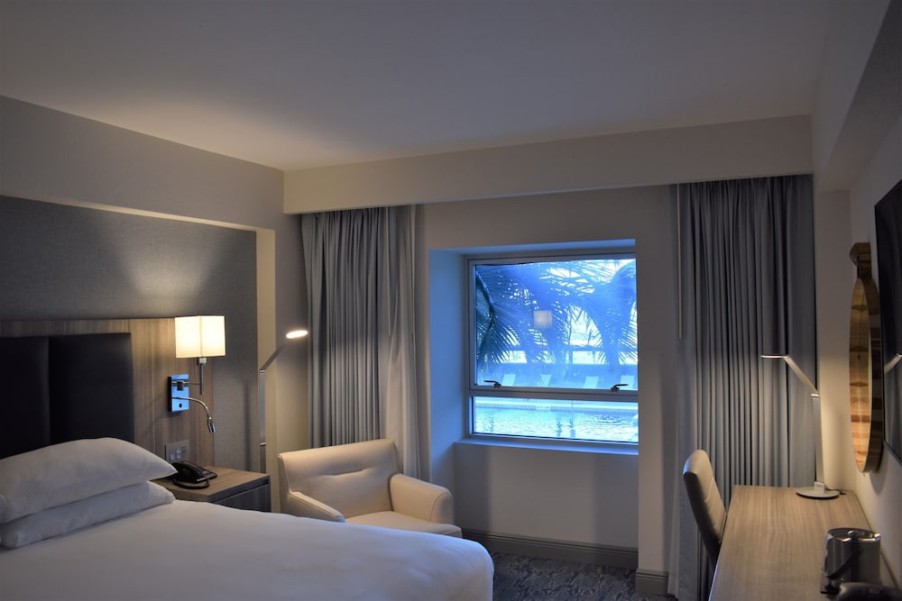 Room, 1 King Bed, Pool View - Photo 8