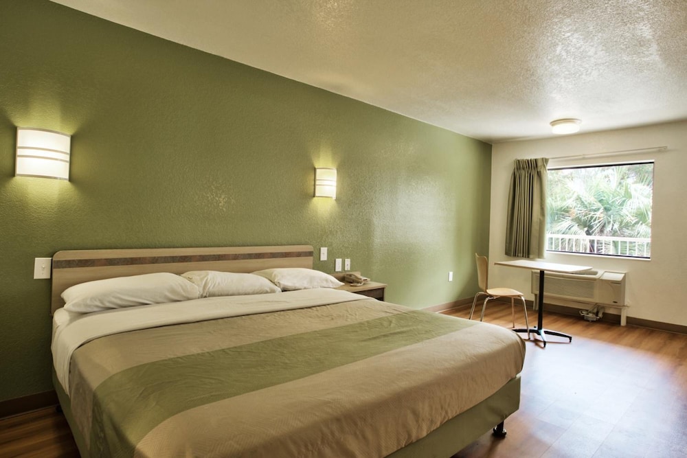 Deluxe Room, 1 Queen Bed, Non Smoking photo 2