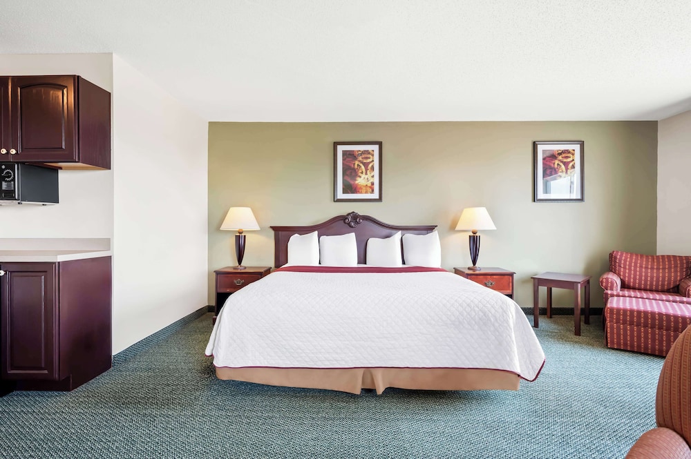 Suite, 1 King Bed, Non Smoking, Refrigerator & Microwave photo 2