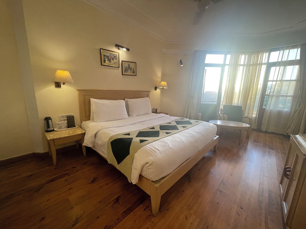 Super Deluxe Room with Small Balcony and Bathtub - Photo 9