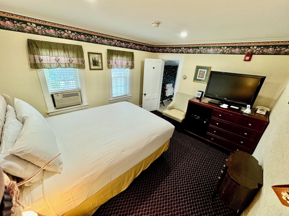 Standard Room, 1 Queen Bed, Refrigerator photo 3