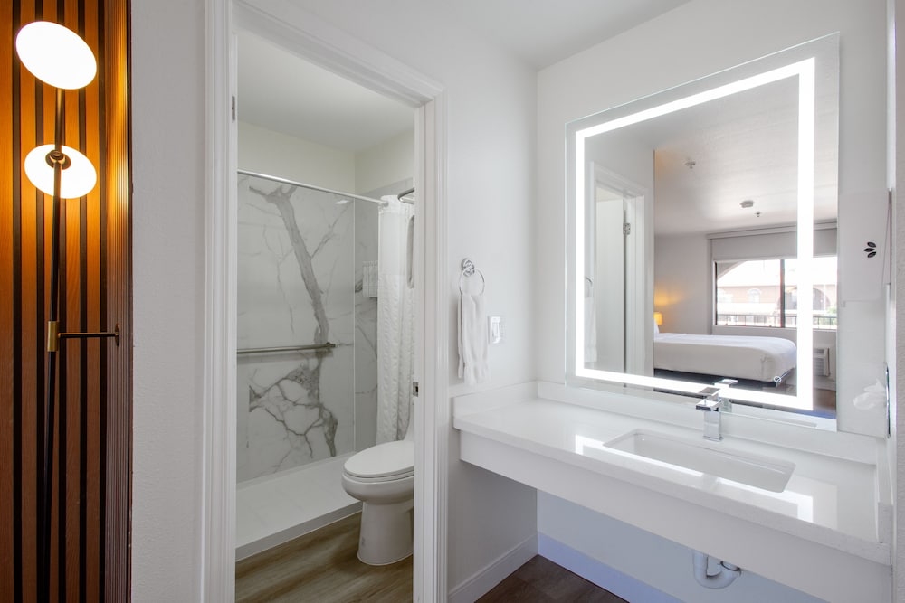Deluxe Room, 1 King Bed, Patio, Mountain View - Photo 11