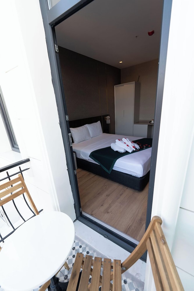 Room with balcony photo 3