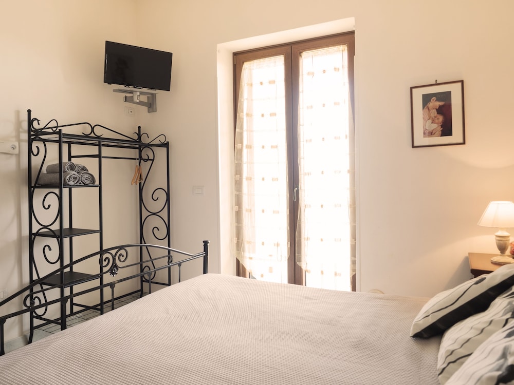 Comfort Studio, 1 Queen Bed photo 2