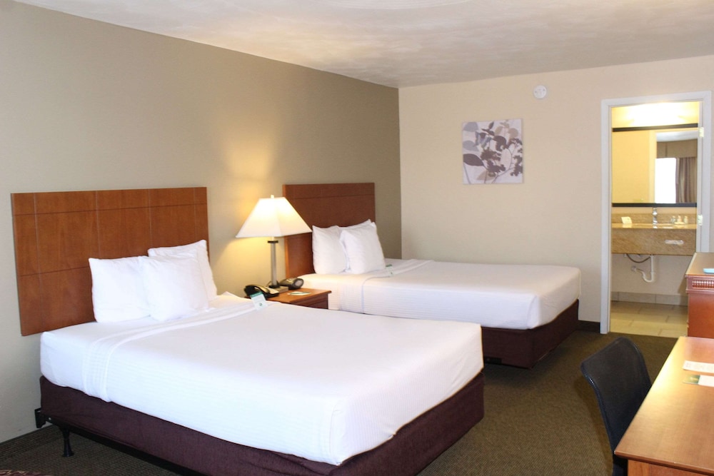 Room, 2 Double Beds, Non Smoking - Photo 1