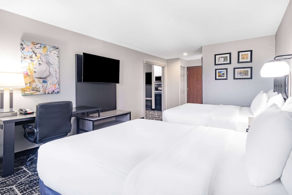 Family Room, 2 Queen Beds, Non Smoking (Deluxe) - Photo 2