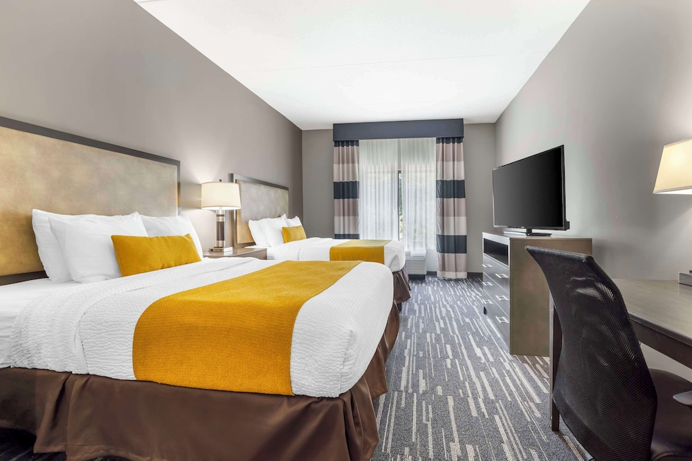 Suite, 2 Queen Beds, Non Smoking, Refrigerator & Microwave photo 3