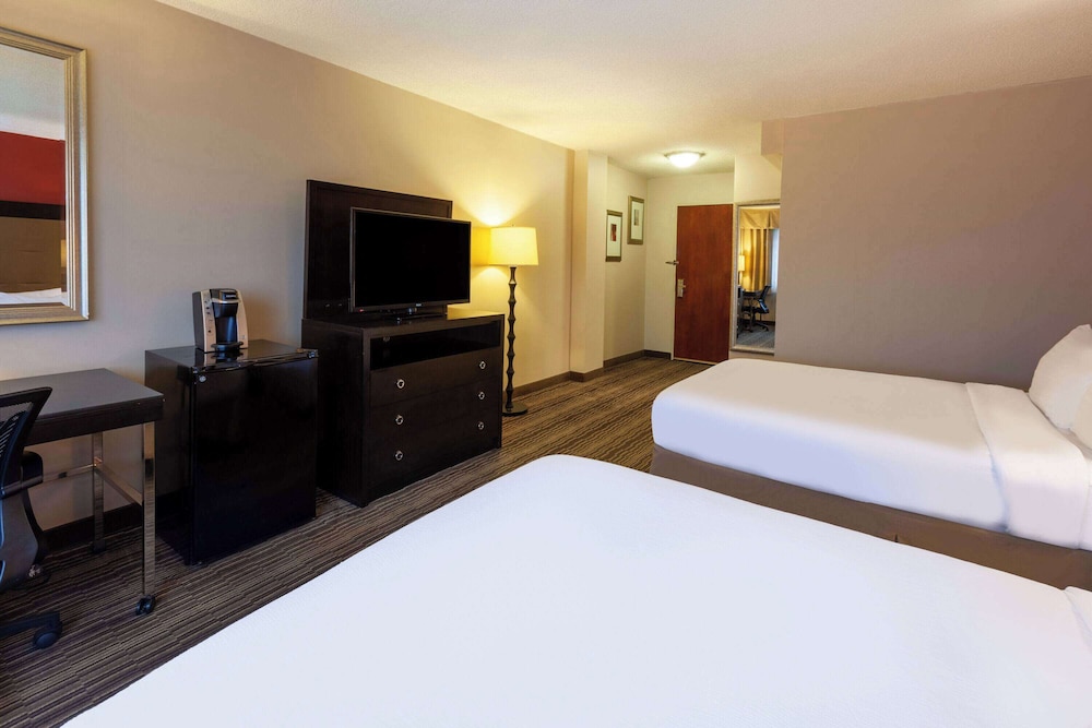 Room, 1 Double Bed, Mobility Accessible, Non Smoking (Bathtub Grab Bars) - Photo 4
