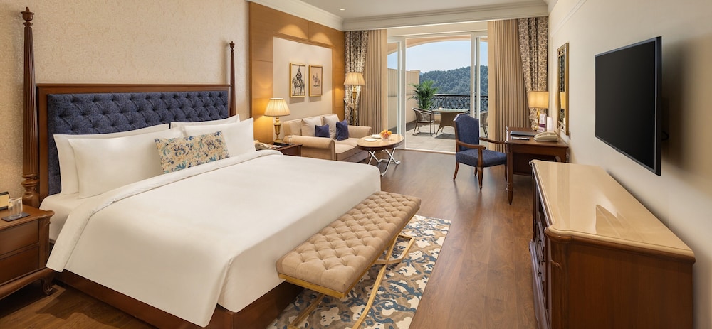 Deluxe Room, 1 King Bed, Mountain View (Superior Room) photo 3
