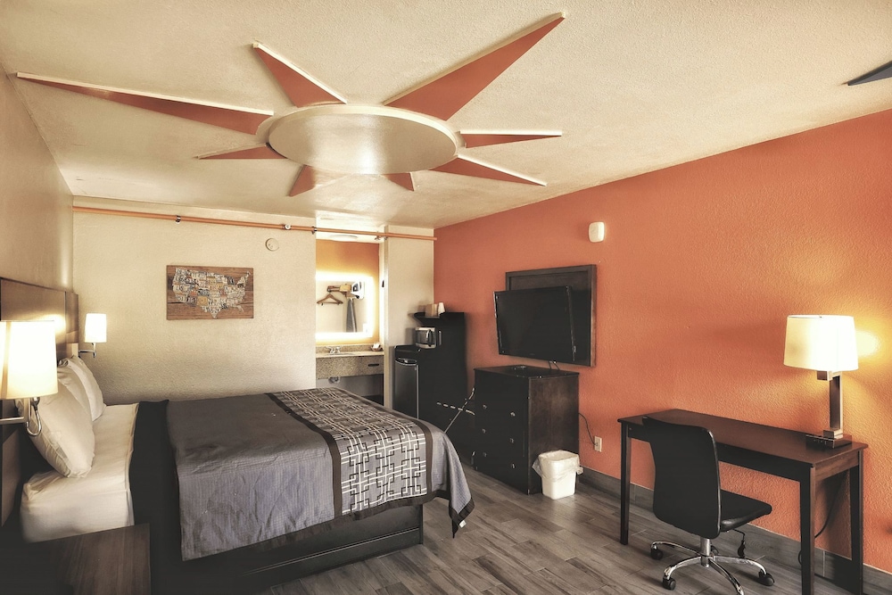 Suite, 1 King Bed, Non Smoking photo 3